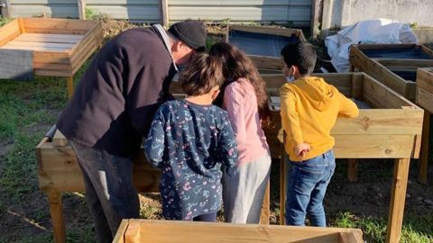 À Villeneuve-Saint-Georges (94), le premier jardin itinérant de la ville – créé par Merci Raymond – va accueillir les écoles, le public, des associations, pour la convivialité, pour des plantations, pour des activités de jardinage hors sol... ©Merci Raymond